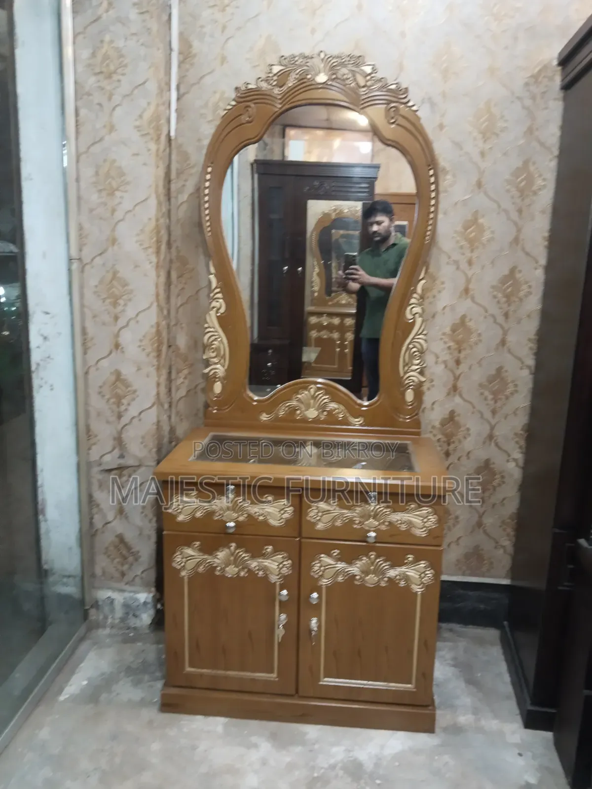 Vanity Drassing golden.M# 315