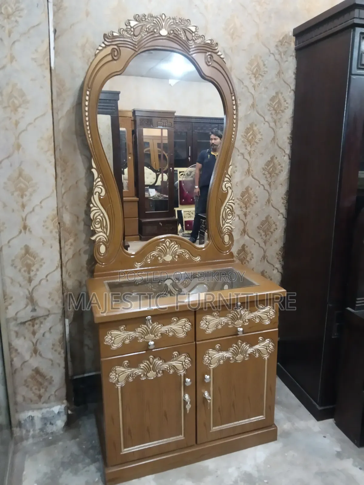 Vanity Drassing golden.M# 315