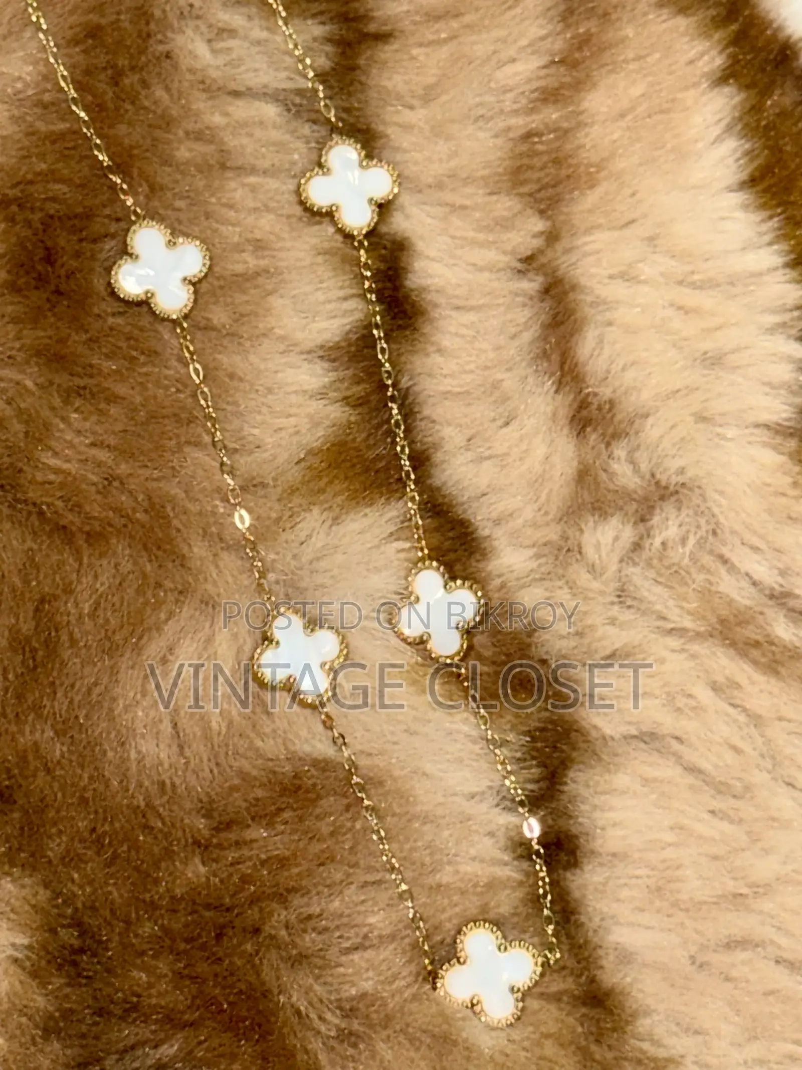 ভ্যান ক্লিফ ইন্সপায়ার্ড নেকলেসগুলো উপলব্ধ।