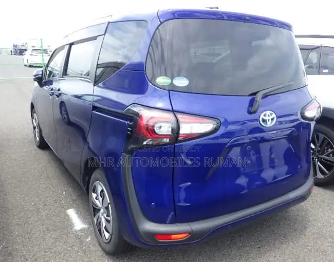 Toyota Sienta 1.5 Hybrid FWD 2021 Blue
