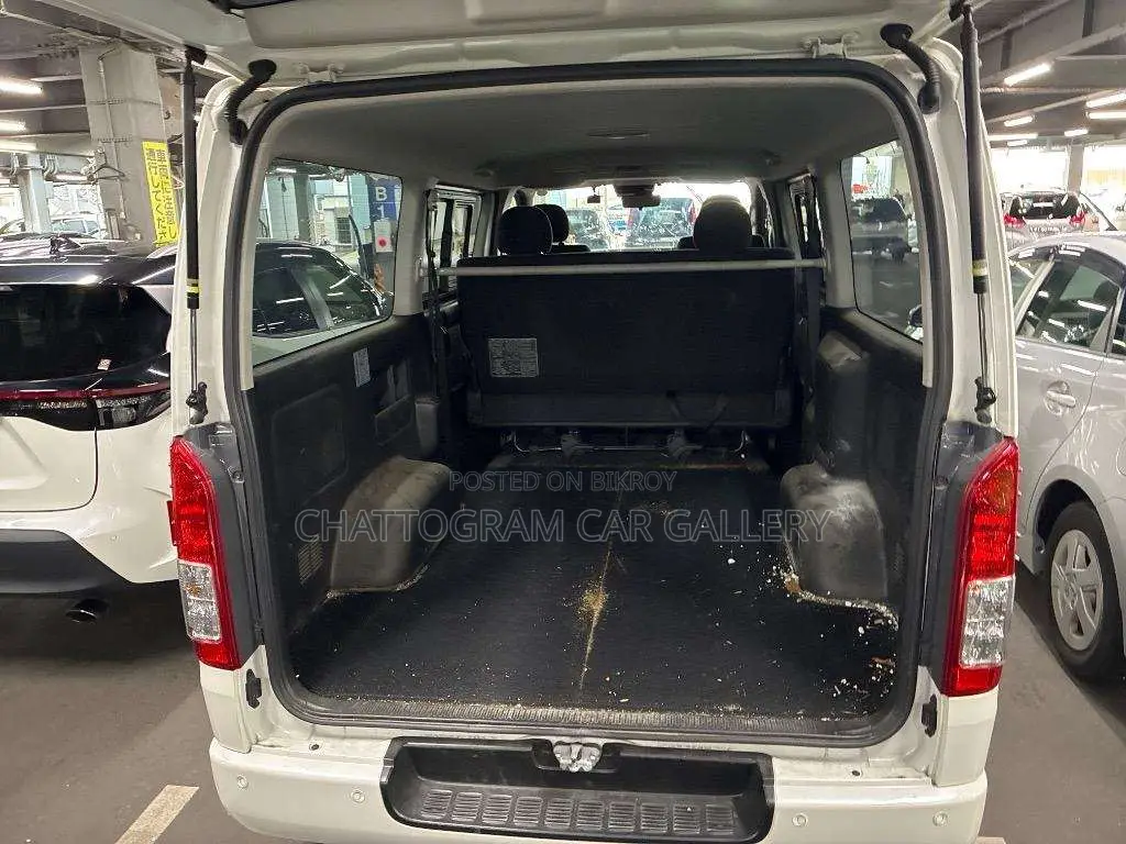Toyota HiAce 2021