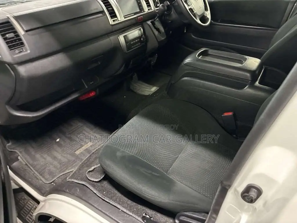 Toyota HiAce 2021