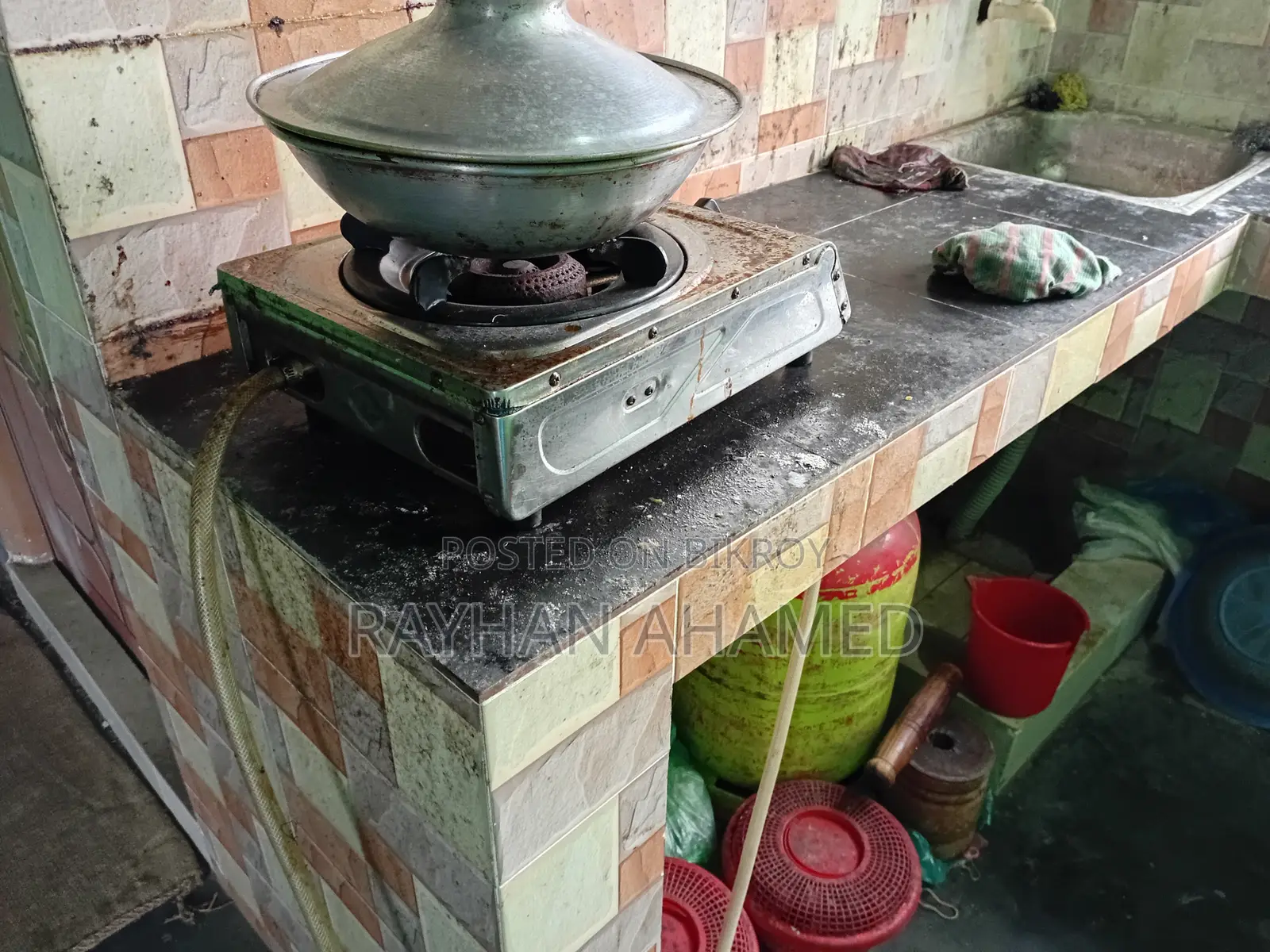 একটি গ্যাসের চুলা সিলিন্ডারসহ বিক্রি করা হবে