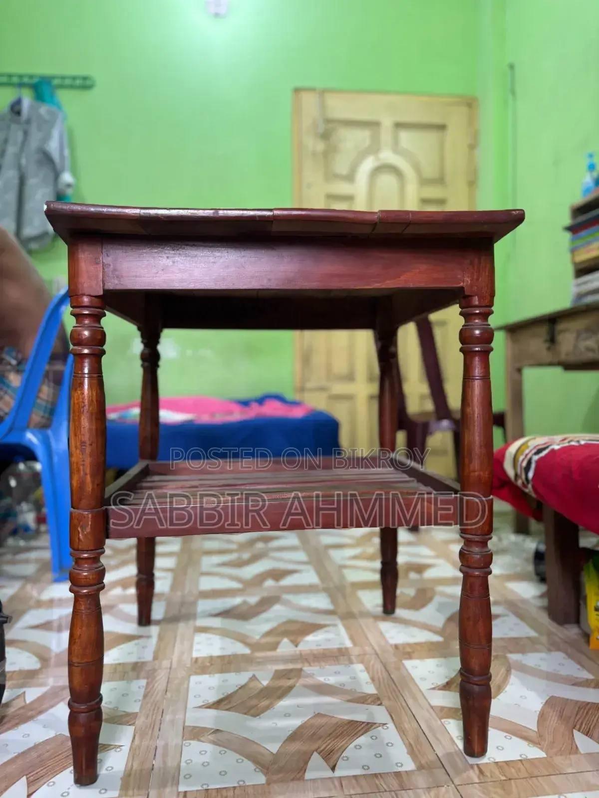 চার পায়ার কাঠের টেবিল।