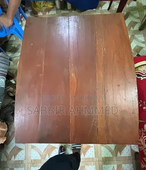 চার পায়ার কাঠের টেবিল।