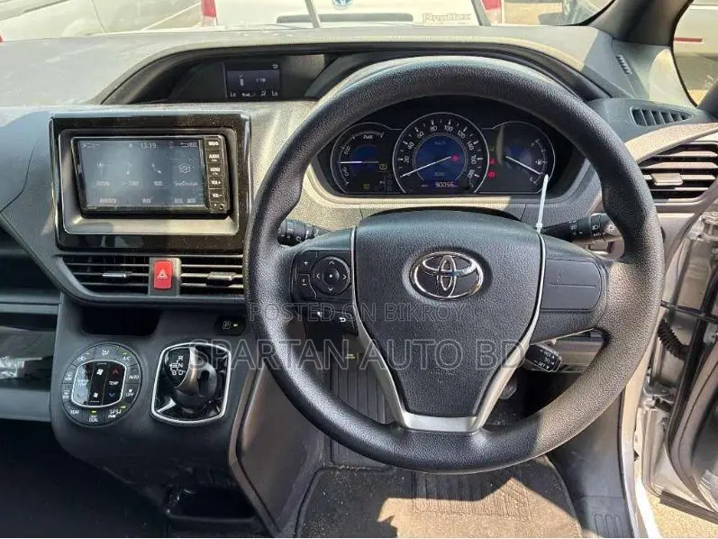 Toyota Noah 2021 Silver