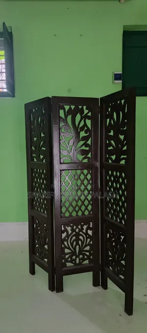 মেহগনি কাঠের সুন্দর কারুকাজ করা ৩-প্যানেলের Folding Partition
