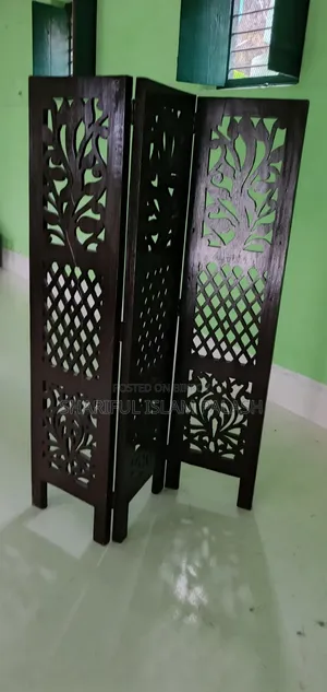  মেহগনি কাঠের সুন্দর কারুকাজ করা ৩-প্যানেলের Folding Partition