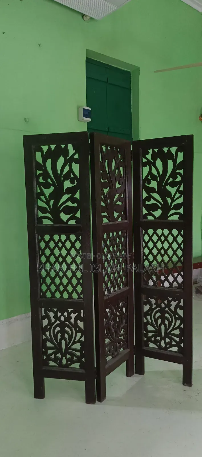  মেহগনি কাঠের সুন্দর কারুকাজ করা ৩-প্যানেলের Folding Partition