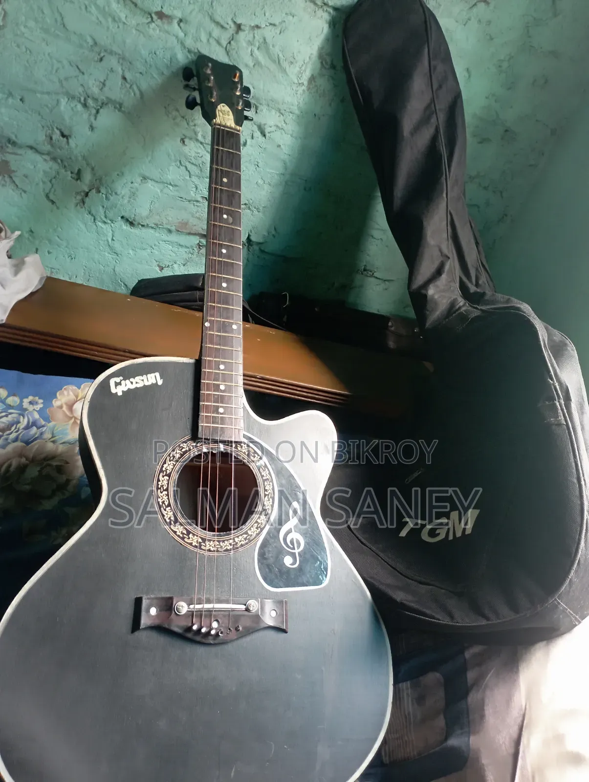 Givson Acoustic Guitar (With Bag) বিক্রি করা হবে!