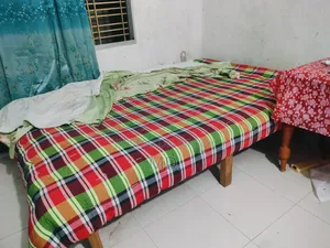 খাট টেবিল তোষক বিক্রি করা হবে।