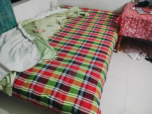 খাট টেবিল তোষক বিক্রি করা হবে।
