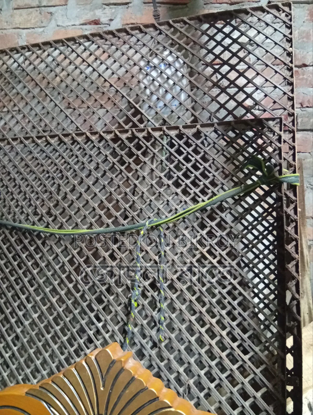 ২টি লোহার গ্রিল বিক্রি হবে