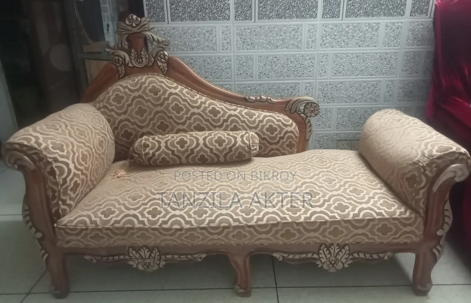 Elegant Royal Wooden Divan / Chaise Lounge for Sale