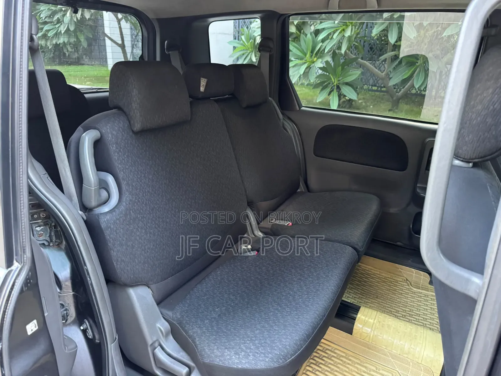 Toyota Sienta 2012 Gray