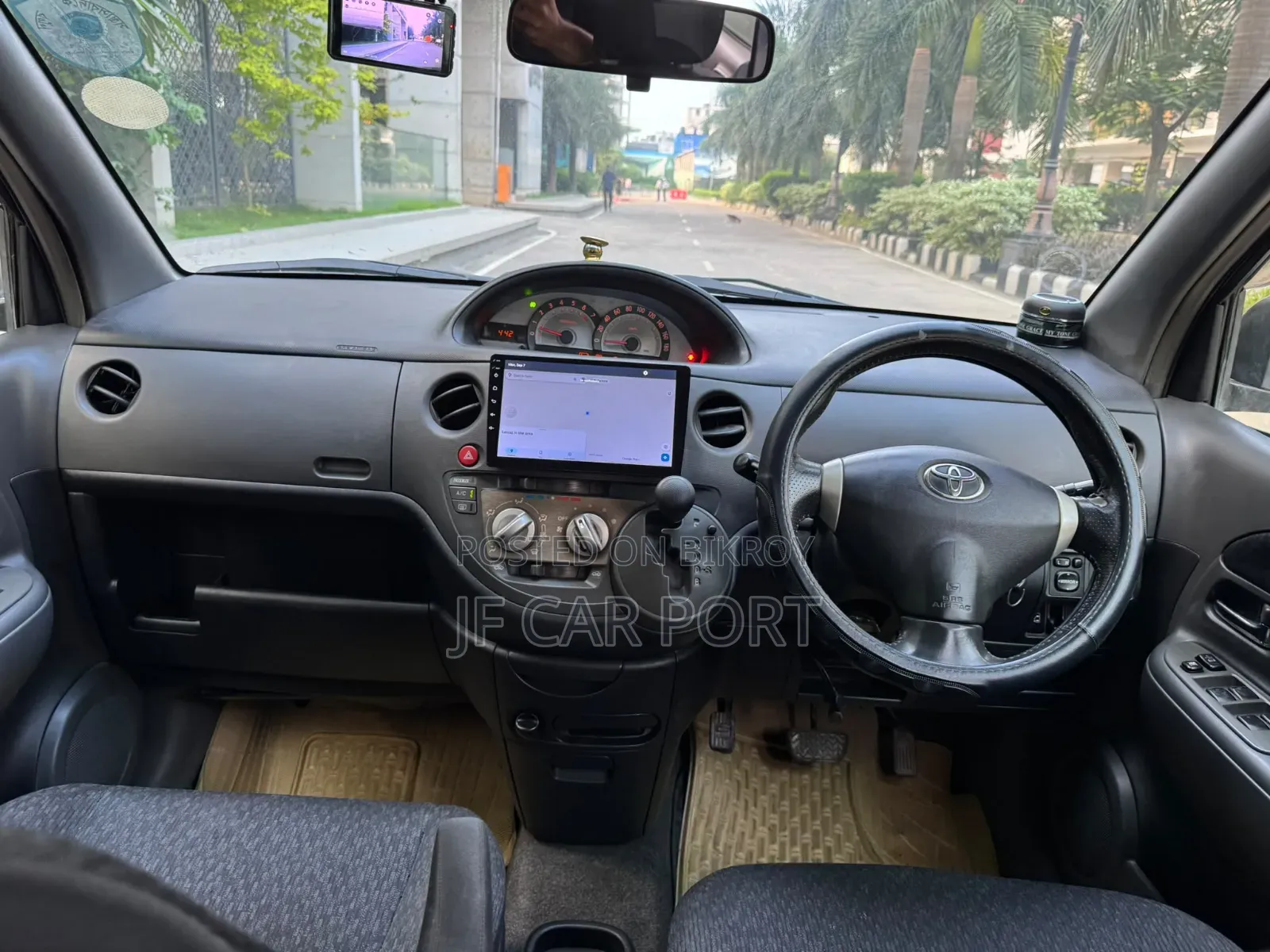 Toyota Sienta 2012 Gray