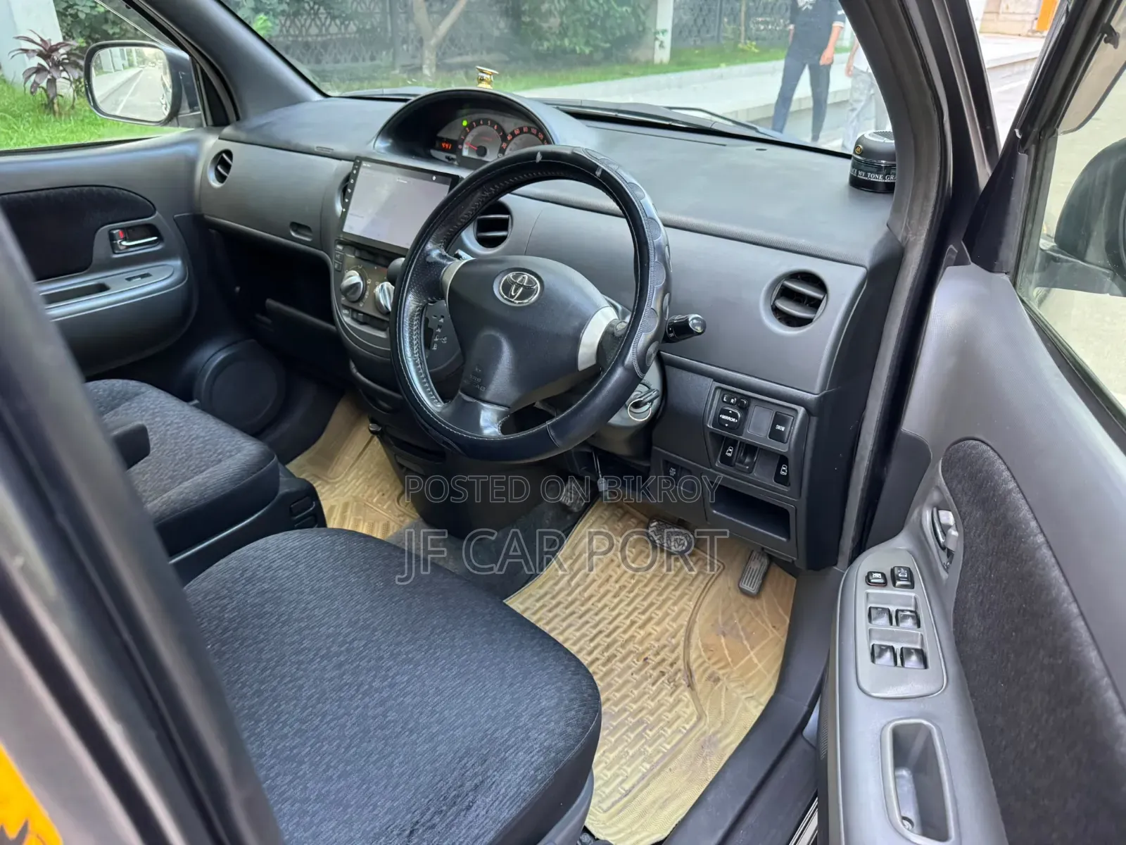 Toyota Sienta 2012 Gray