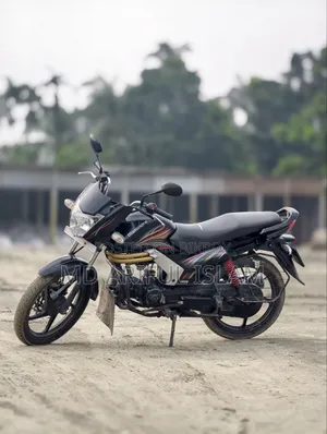 মাহিন্দ্রা সেঞ্চুরো ২০১৬ ব্ল্যাক