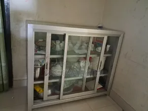 দোকানের জন্য একটি বড় ডিসপ্লে শোকেস