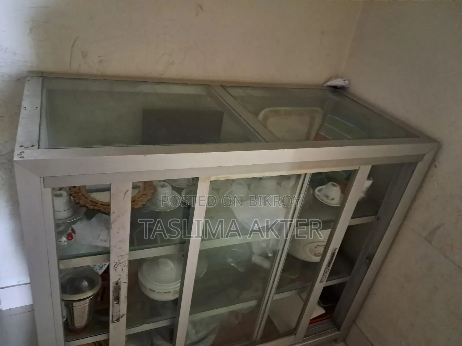 দোকানের জন্য একটি বড় ডিসপ্লে শোকেস