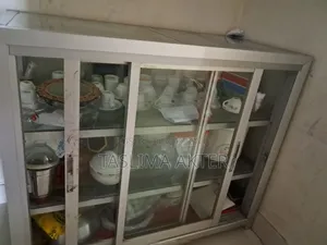 দোকানের জন্য একটি বড় ডিসপ্লে শোকেস