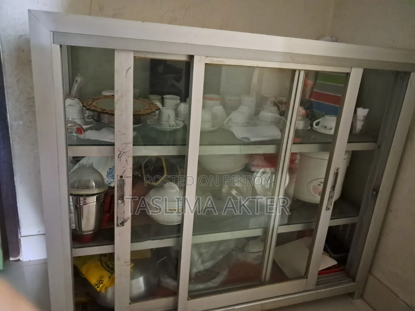 দোকানের জন্য একটি বড় ডিসপ্লে শোকেস