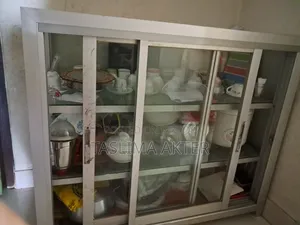 দোকানের জন্য একটি বড় ডিসপ্লে শোকেস