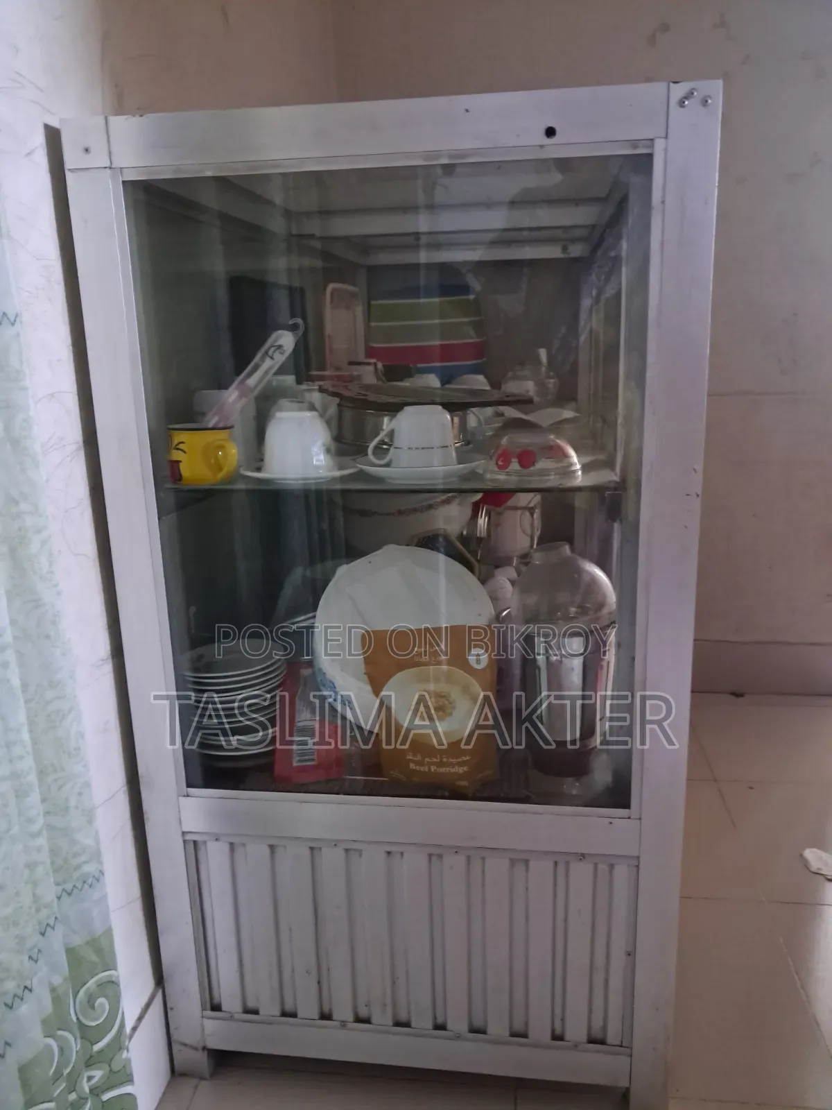 দোকানের জন্য একটি বড় ডিসপ্লে শোকেস