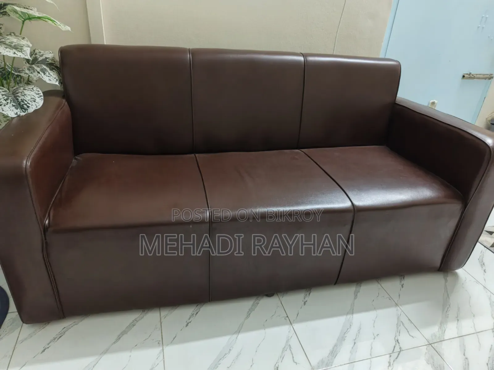 একটা অফিসের সোফা বিক্রি হবে