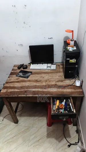 পড়ার টেবিল