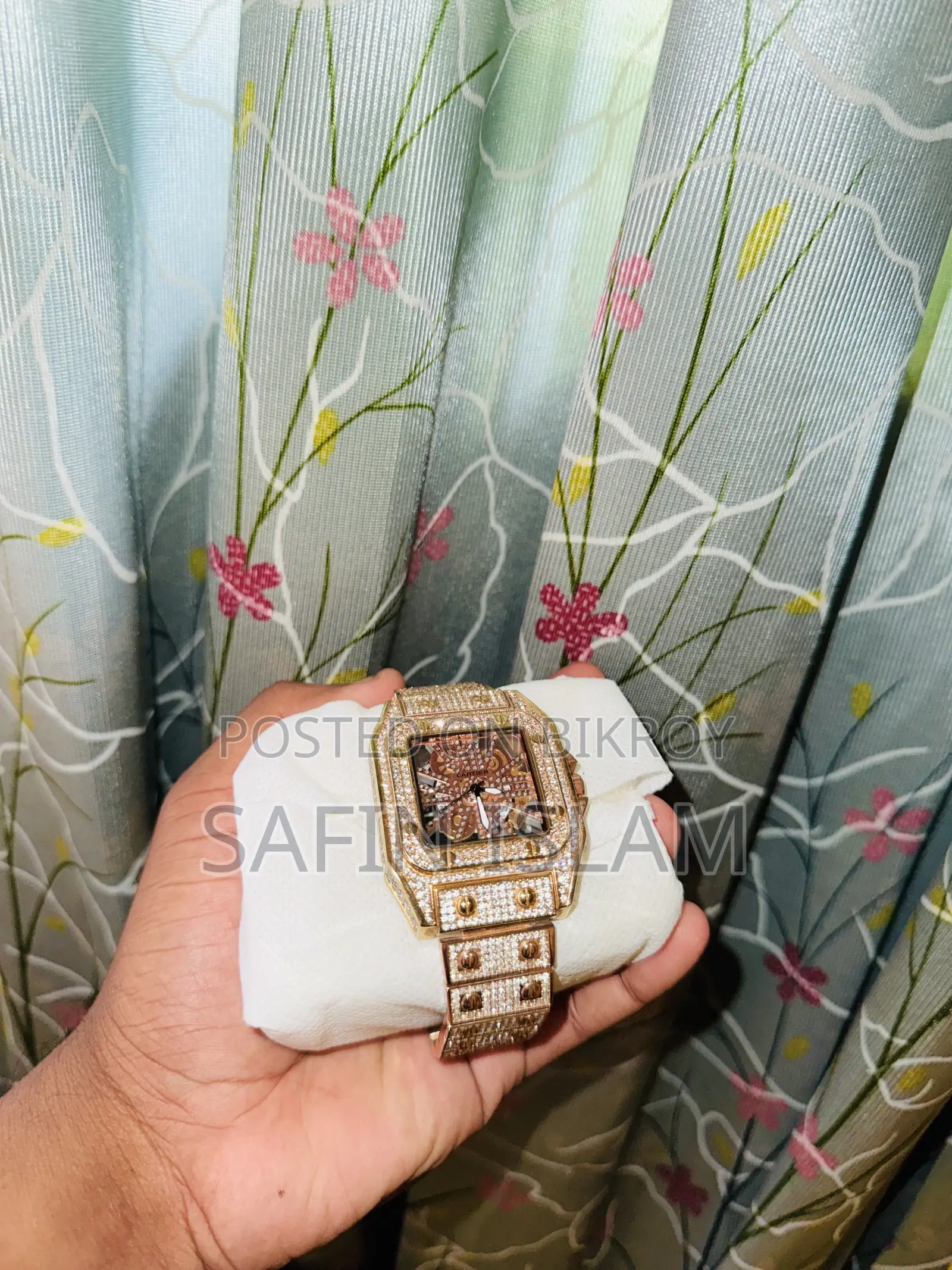 Luxurious Dimond Cast Watch