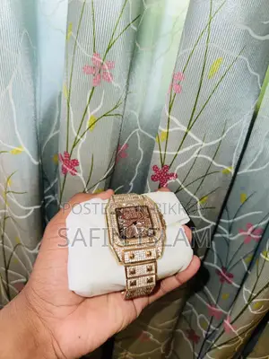 Luxurious Dimond Cast Watch