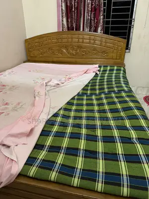 মজবুত কাঠের খাট + বড় জাজিম ও তোষক সেট – মাত্র ৬ মাস ব্যবহৃত