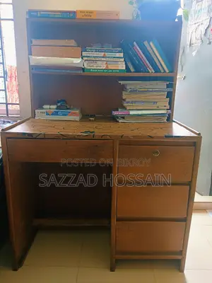 পড়ার টেবিল