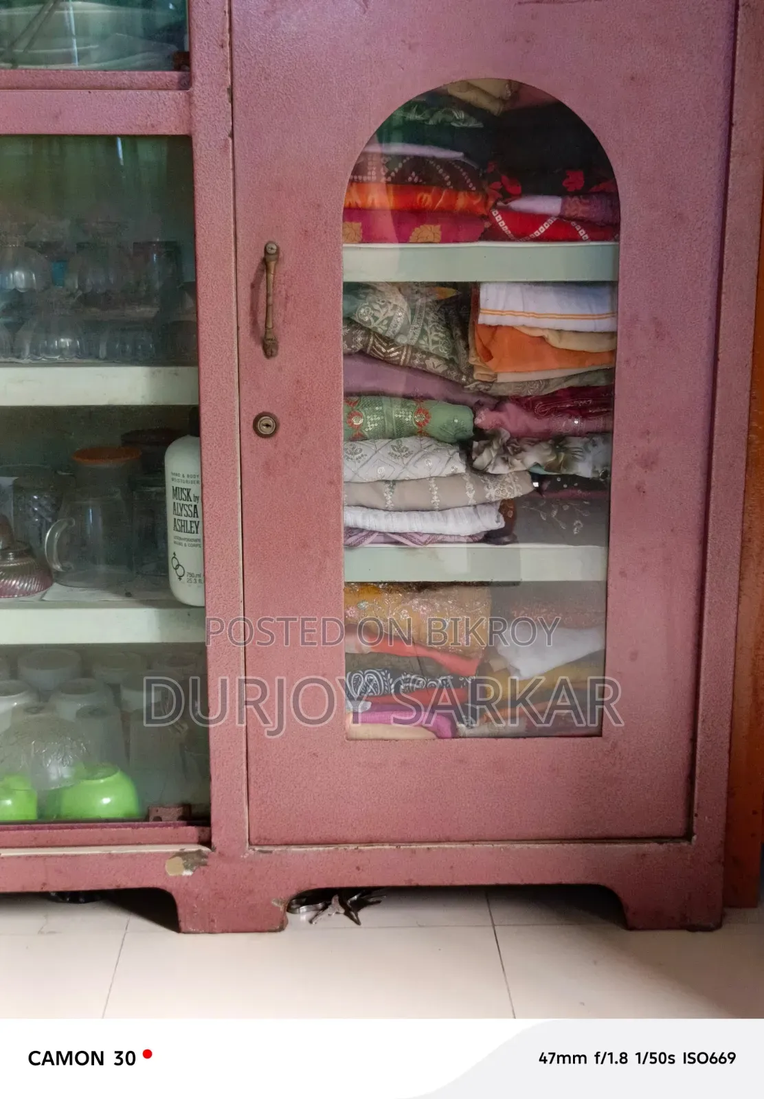 স্টিলের শোকেসটি বিক্রি করা হবে