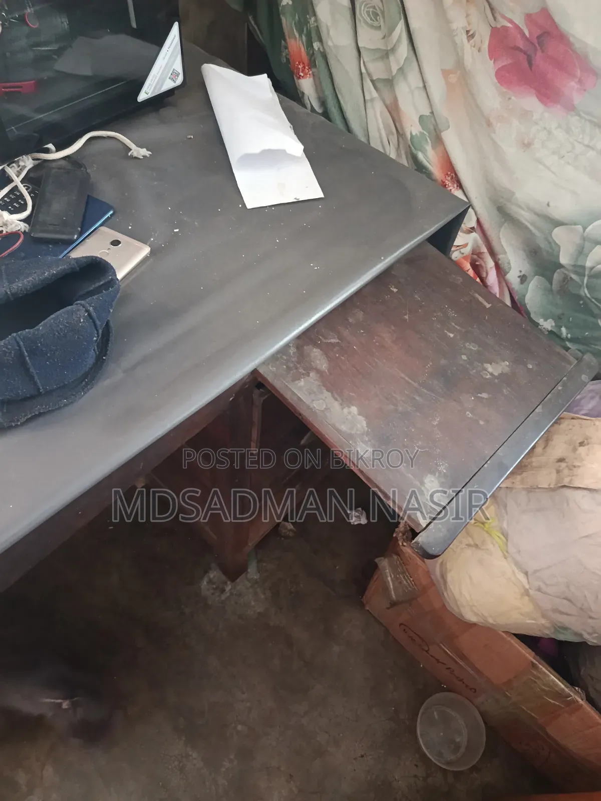 সেকেটারি টেবিল