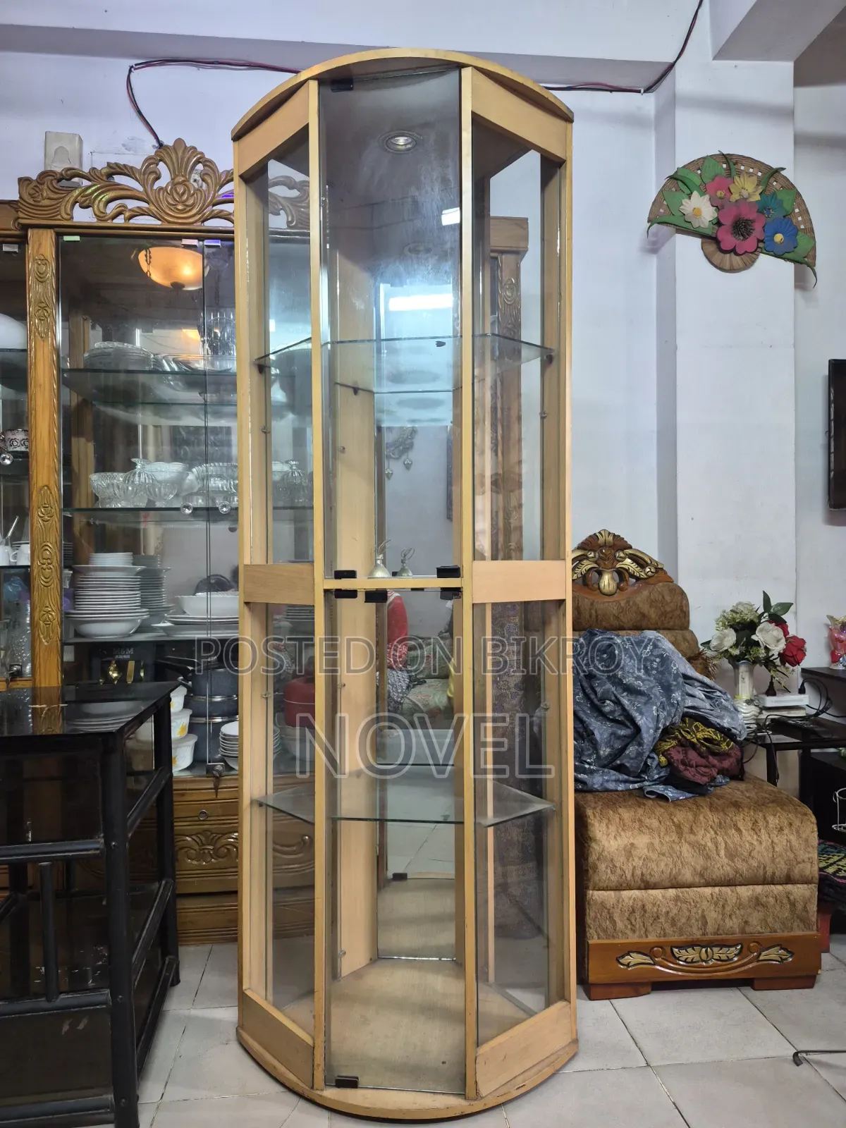 Corner Showcase