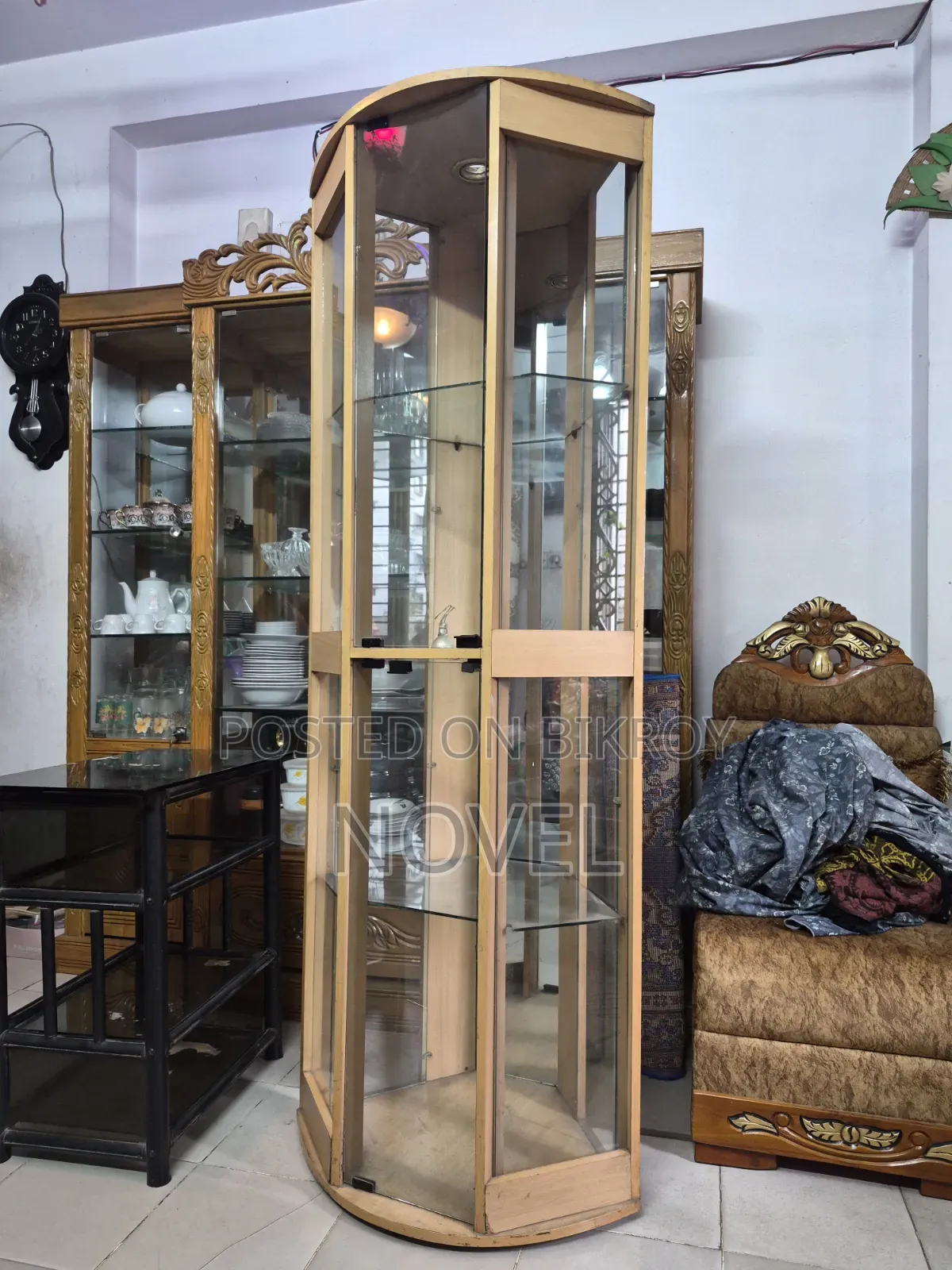 Corner Showcase