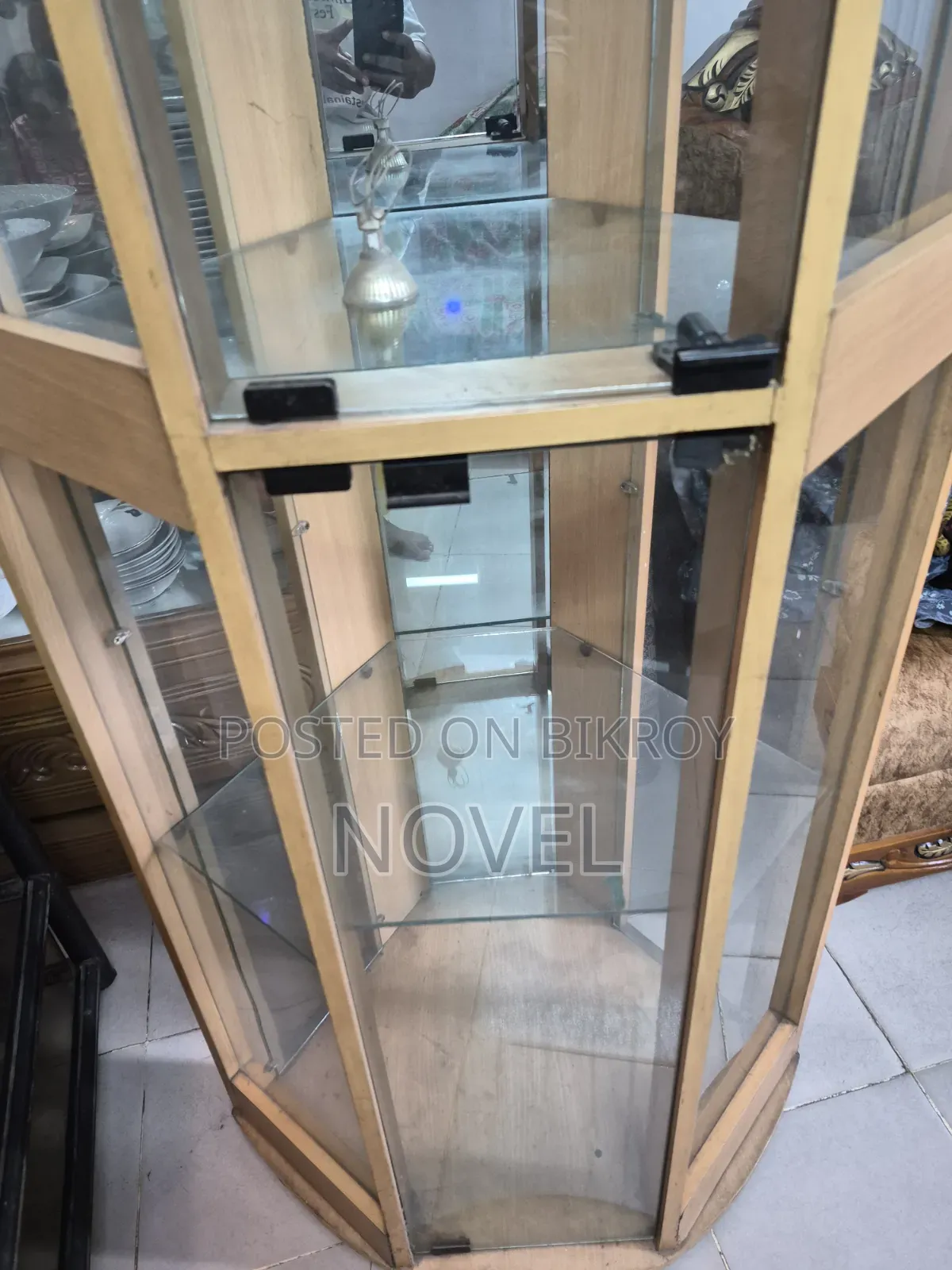 Corner Showcase