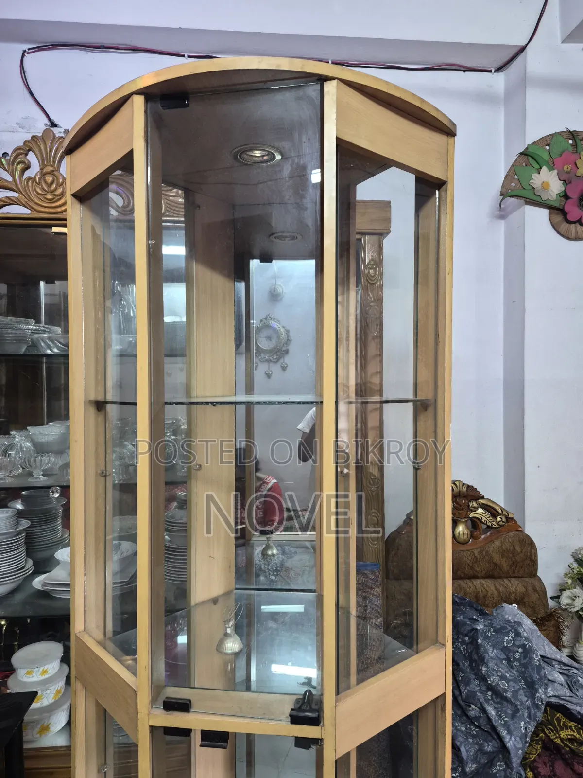 Corner Showcase