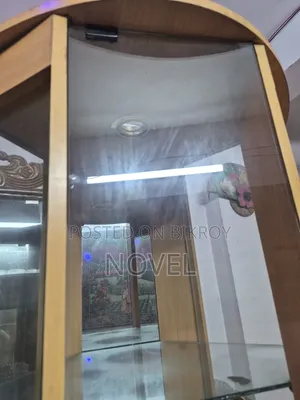Corner Showcase
