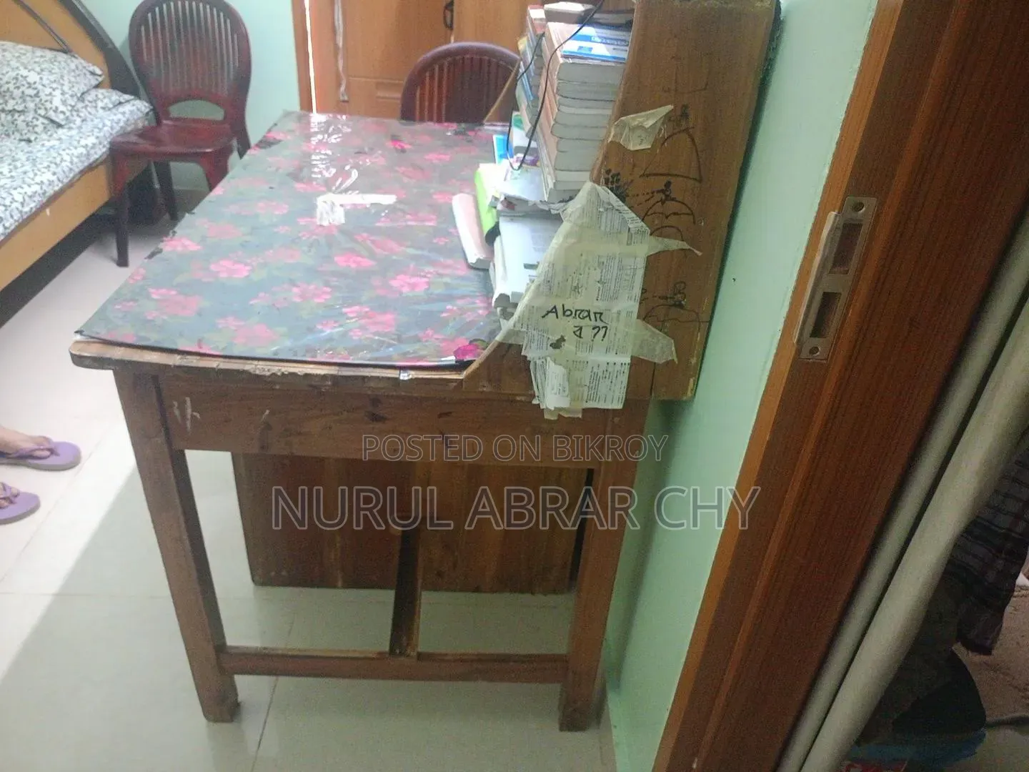 বিল্ট-ইন বুকশেলফ সহ স্টাডি টেবিল