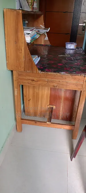বিল্ট-ইন বুকশেলফ সহ স্টাডি টেবিল