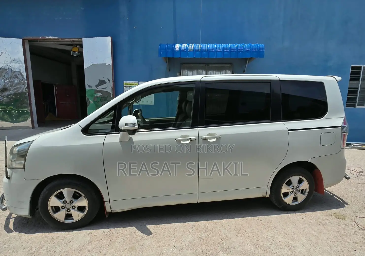 Toyota Noah 2.0 143hp AWD (7 Seater) 2009 Pearl