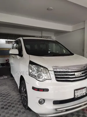 Toyota Noah 2.0 158hp AWD (8 Seater) 2013 Pearl