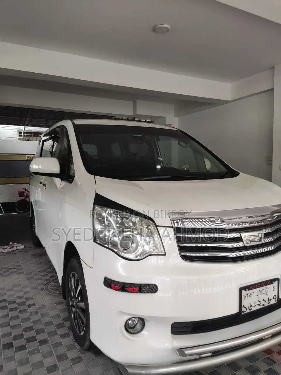Toyota Noah 2.0 158hp AWD (8 Seater) 2013 Pearl