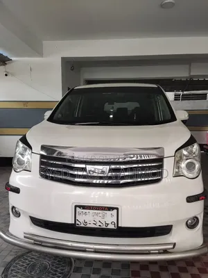 Toyota Noah 2.0 158hp AWD (8 Seater) 2013 Pearl