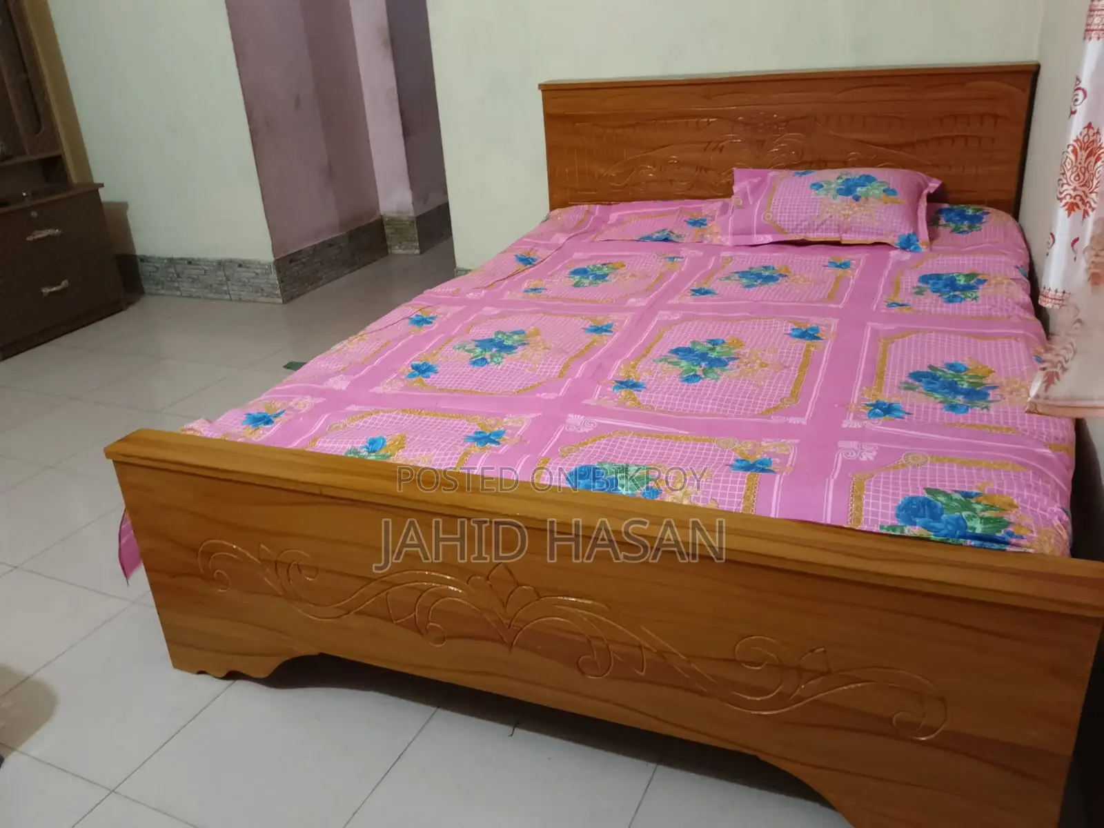 5x7 Feet Bed and One Dressing Table in Good Condition for Sale