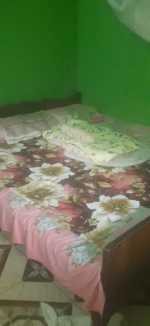 একটি পুরাতন সেগুন কাঠের খাট রিপ্লাই করা হবে। খোশাল শাহ রোড, আমান বাজার