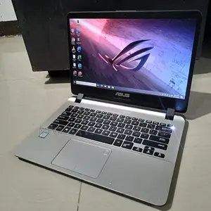Laptop ASUS 3GB Intel SSD 256GB